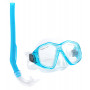Potápačský set SMK Sport okuliare M24 + šnorchel SN8 Junior je výhodná sada na potápanie. Súčasťou sú okuliare s veľkým okulárom, vďaka čomu má užívateľ vynikajúcu viditeľnosť a široký zorný uhol. Materiály používané na výrobu sú odolné voči mechanickému poškodeniu a slanej vody. Maska sa používa pre cvičenie šnorchlovanie. Šnorchel sa používa pri plávaní na hladine vody s ponorenou tvárou.
